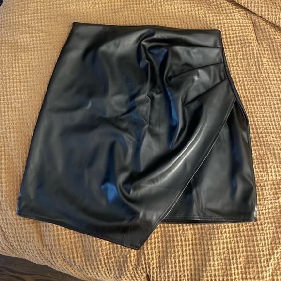 Faux leather skirt - Picture 2 of 4